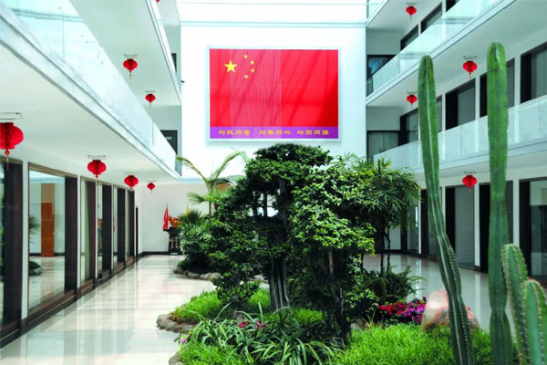 恒峰官网g22集团总部二楼悬挂一面巨幅国旗